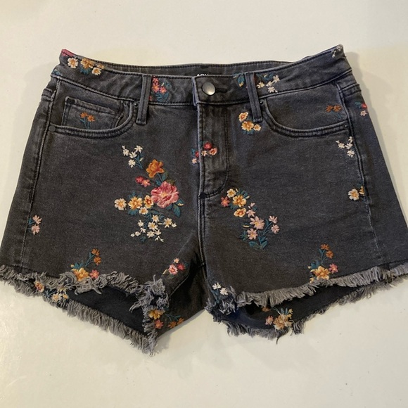 AQUA Connie Floral Embroidered Denim Shorts in Black Size 25 - Picture 4 of 10